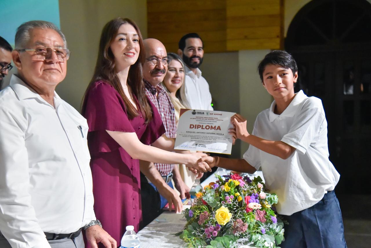 Presidenta de DIF Marissa Menéndez celebra la excelencia de graduados de PANNASIR