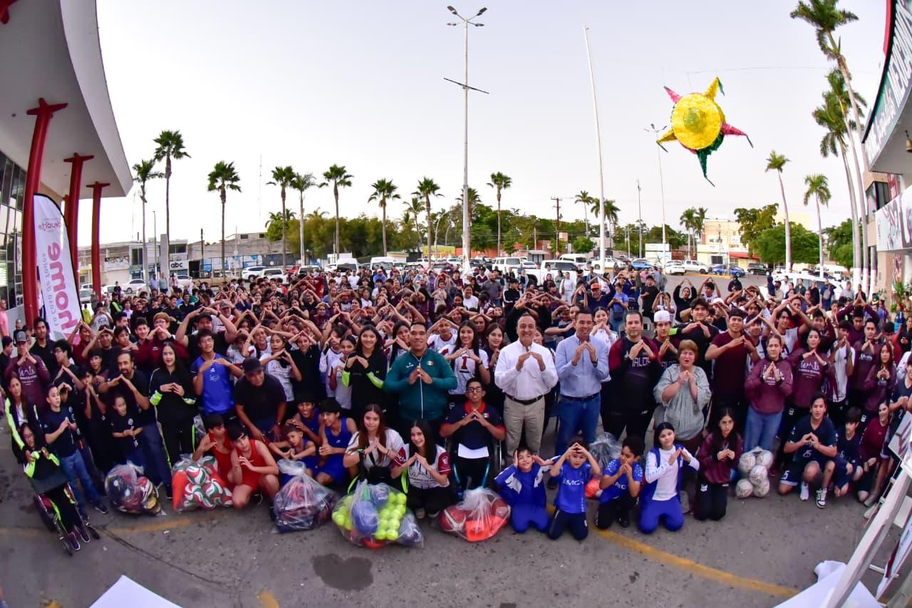 Antonio Menéndez entrega material deportivo a atletas seleccionados de Ahome.