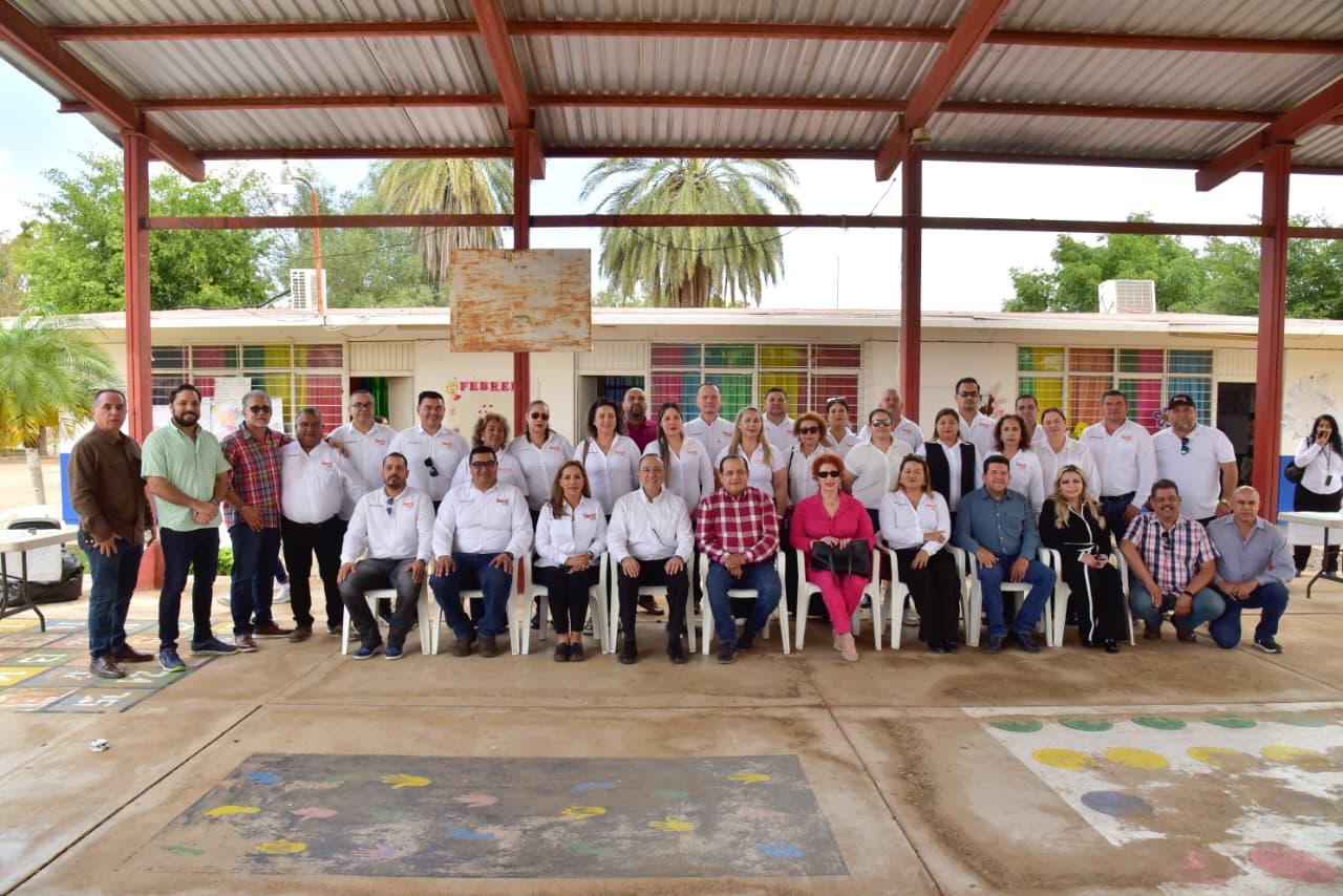 Alcalde Antonio Menéndez acompaña a SNTE 53 en entrega de juguetes en el Valle del Carrizo