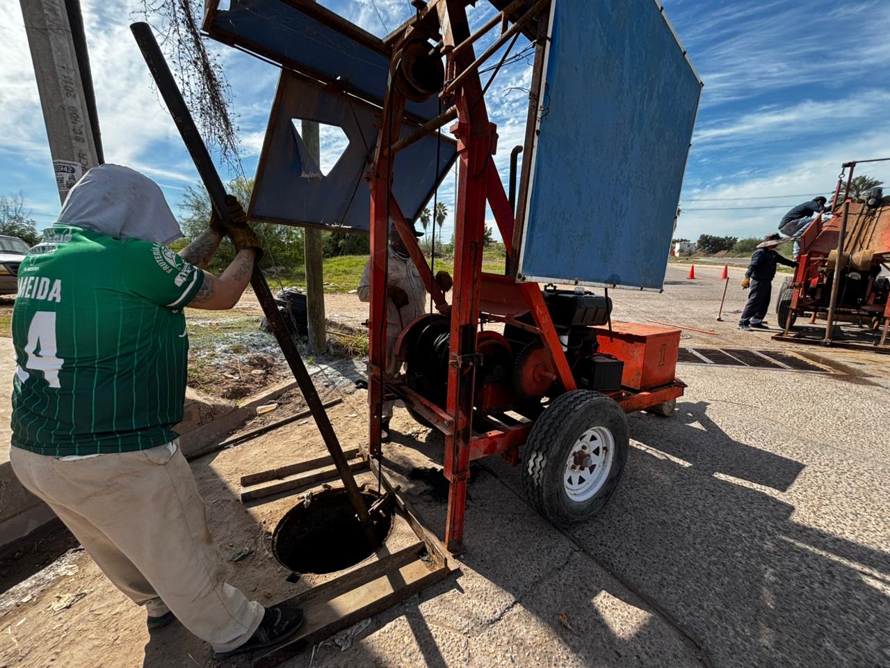 Realiza JAPAMA limpieza profunda en redes de alcantarillado con uso de malacates
