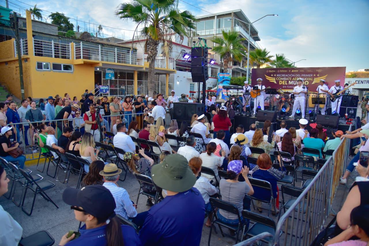 “La Flotilla del Ritmo” y “Grupo Armada” ponen a bailar y cantar a los asistentes a la recreación del 112 Aniversario del 1er. Combate Aeronaval del Mundo en Topolobampo.