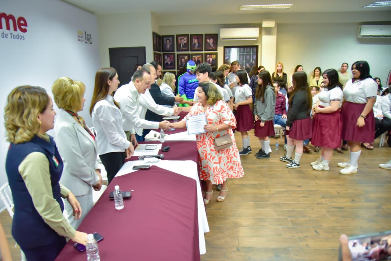 Premian a ganadores del concurso de video escolar “Donde fluye el agua crece la igualdad” de JAPAMA.