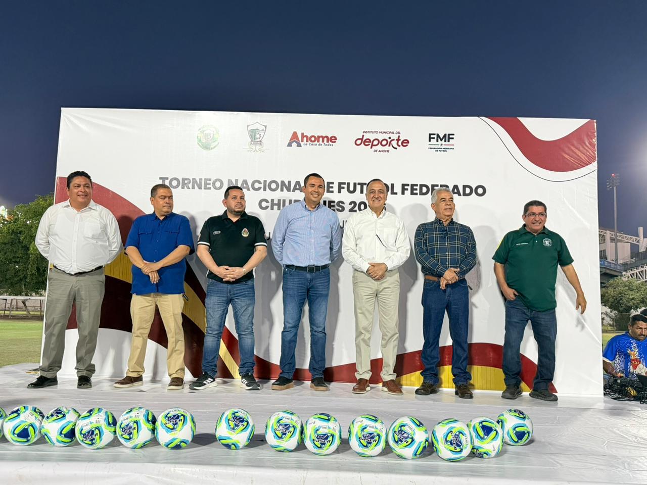 Antonio Menéndez da la bienvenida a niños deportistas para el Campeonato Nacional de futbol Chupones