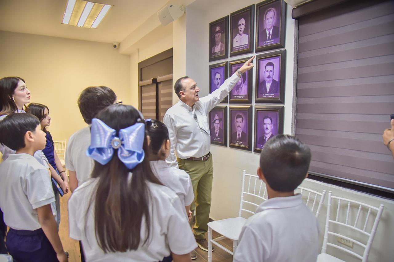 Alcalde Antonio Menéndez y Marissa Menéndez premian a niños de excelencia.