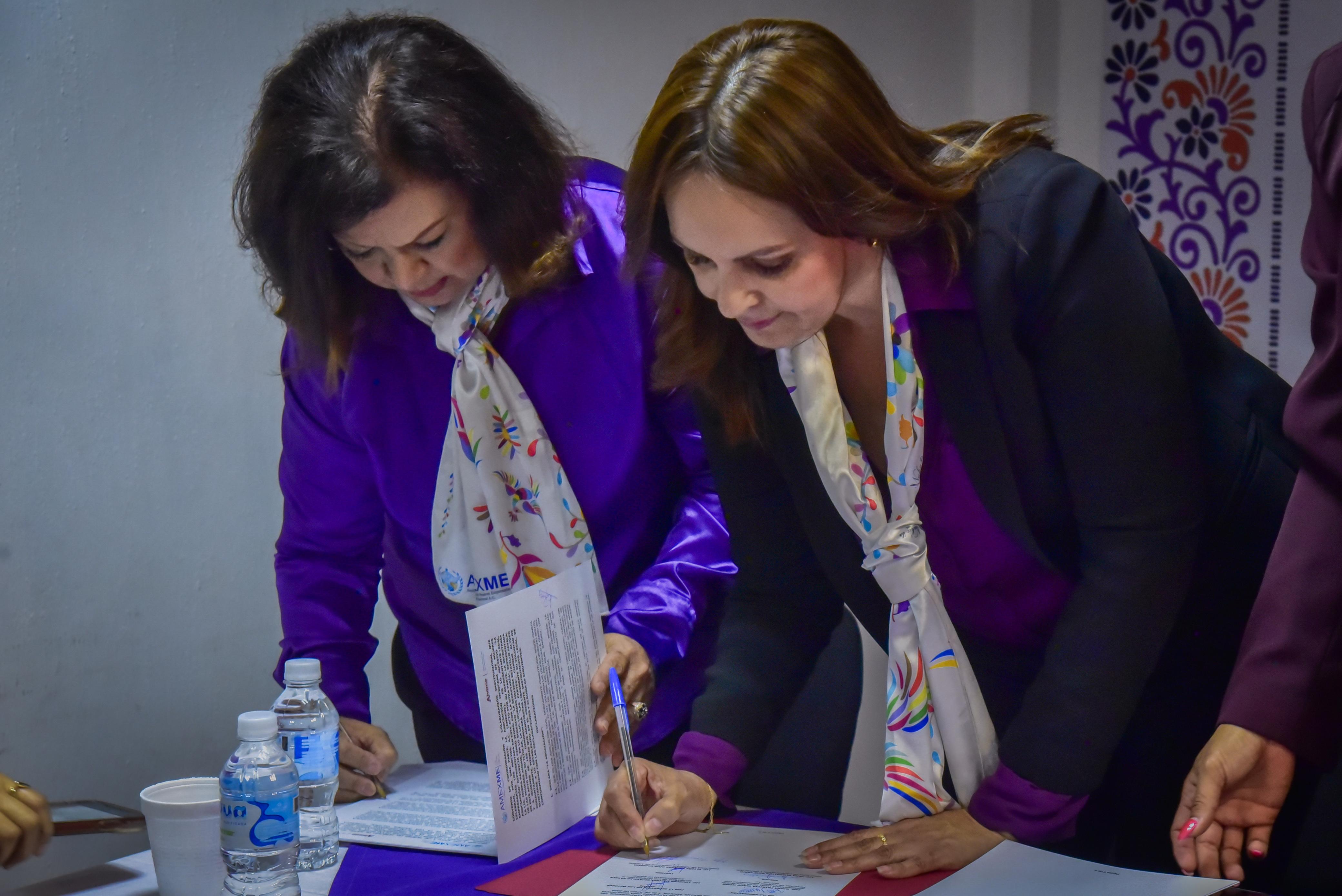 SEMUJERES Ahome y AMEXME firman convenio de colaboración para apoyar emprendimientos femeninos.