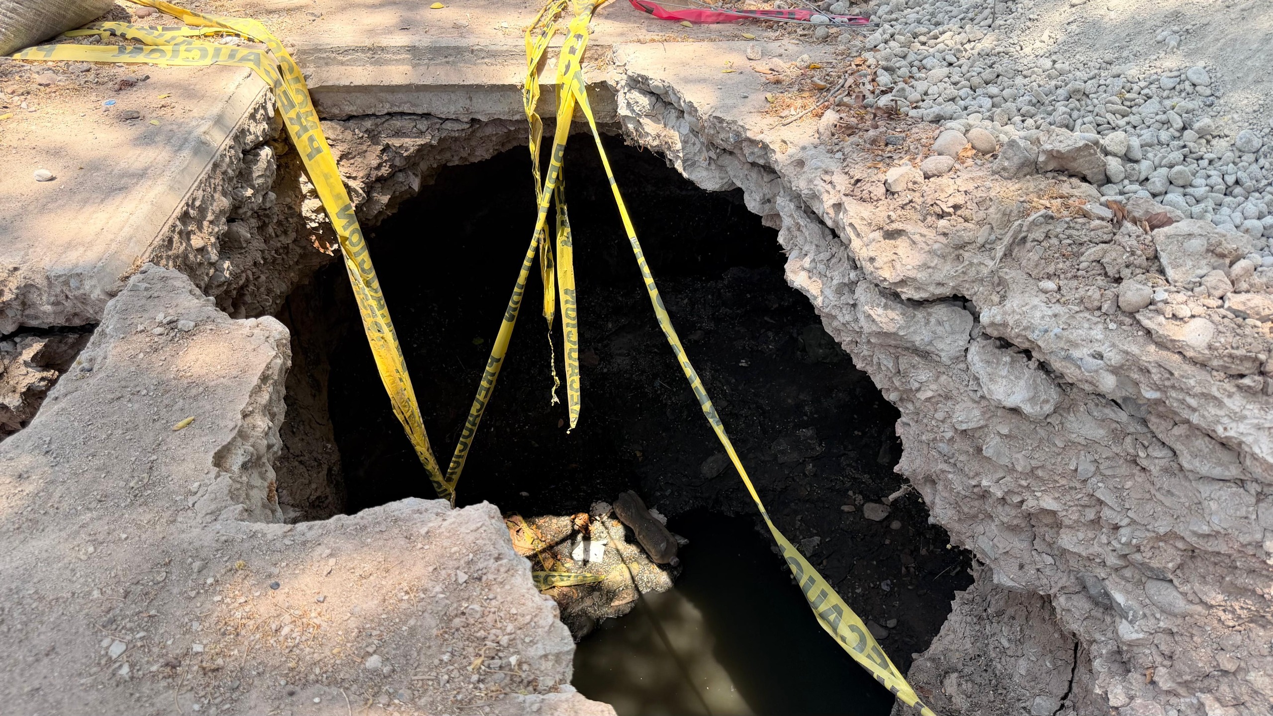 Desgaste acumulado de infraestructura subterránea provoca socavones.