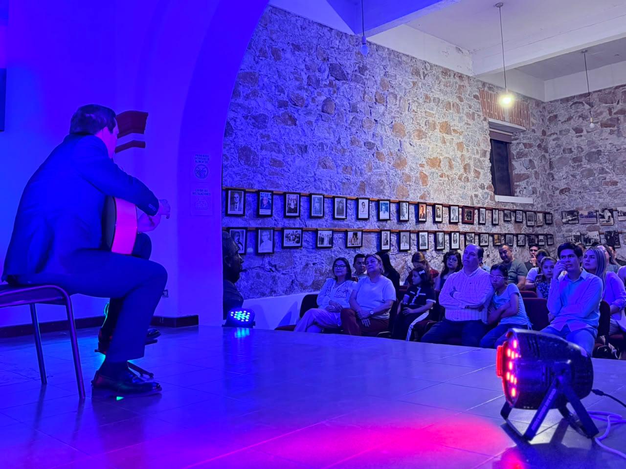 Resuena la guitarra clásica con magistral concierto de Francisco Bibriesca