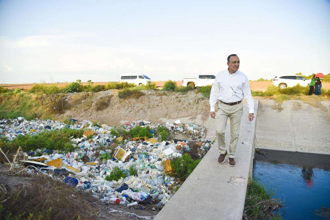 Ayuntamiento y módulo Santa Rosa limpiarán enorme tapón de basura en el cauce del dren Mochicahui.