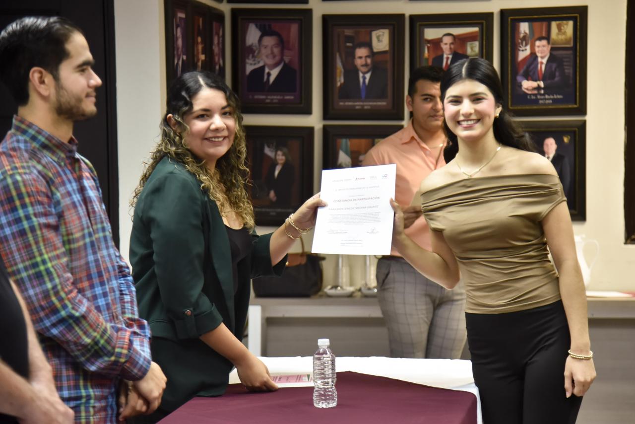 Jóvenes ahomenses reciben constancia de participación en Taller de Fotografía IMJU-ISJU.