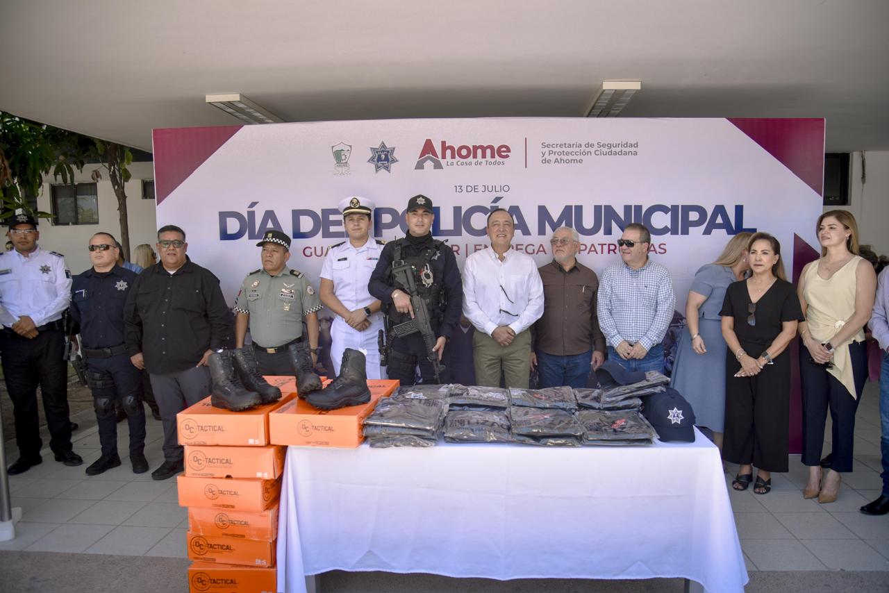 Antonio Menéndez entrega 5 patrullas a policías; reconoce a los elementos caídos con sentido homenaje.