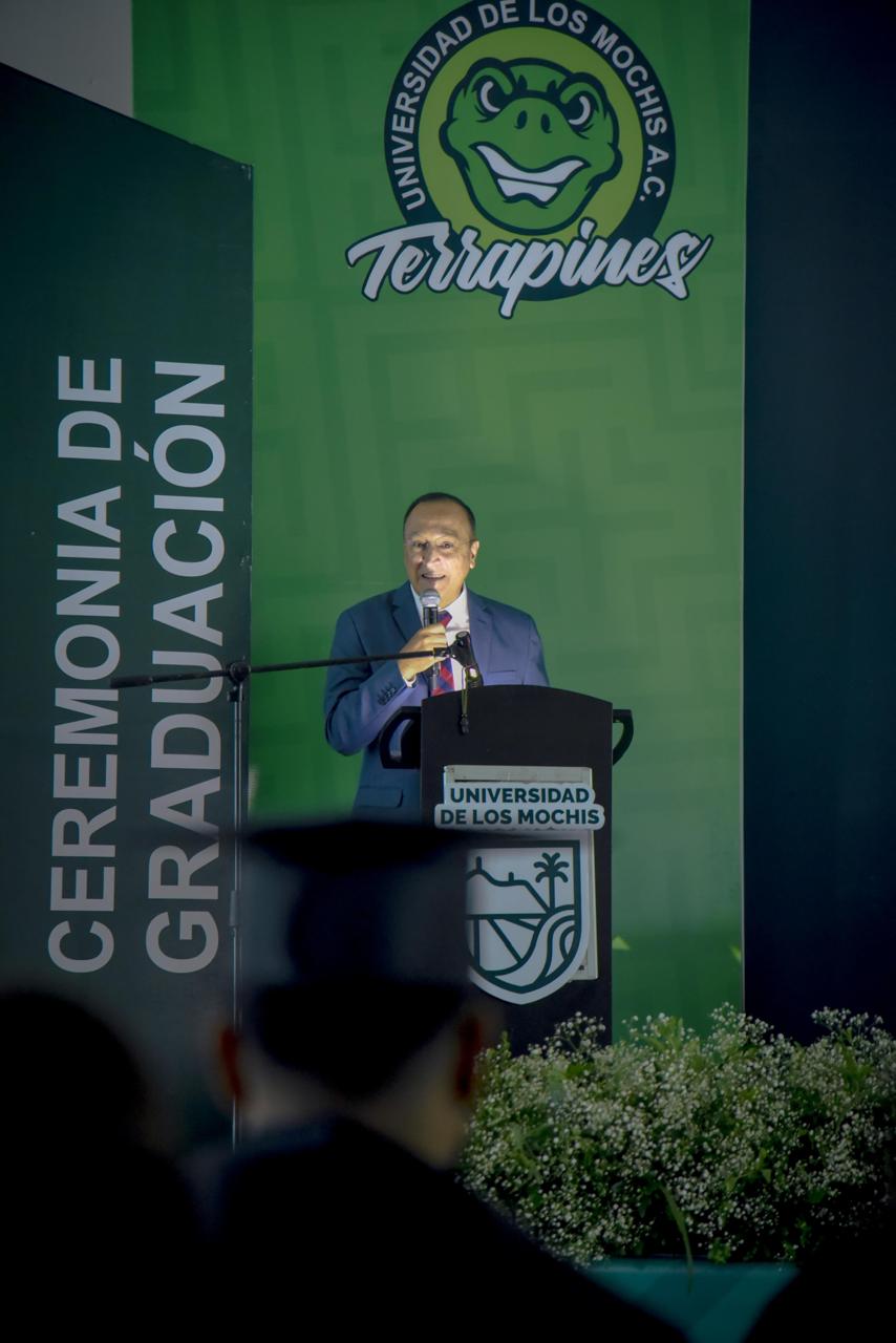 Alcalde Antonio Menéndez llama a egresados de la Universidad de Los Mochis a servir con responsabilidad.