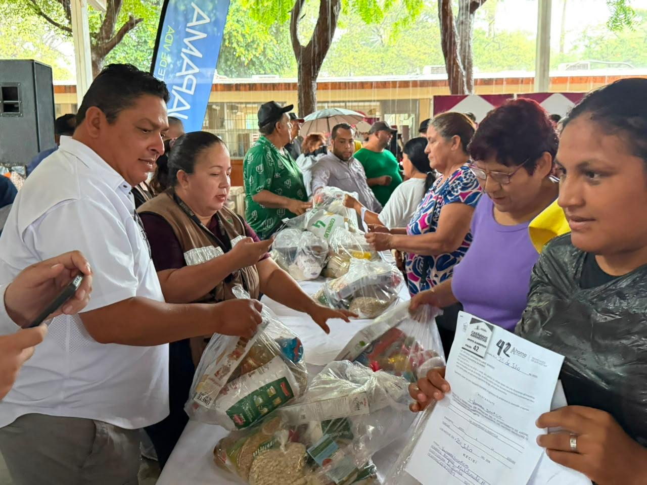 Villa de Ahome recibe beneficios de Caravanas del Bienestar, pese a las lluvias.
