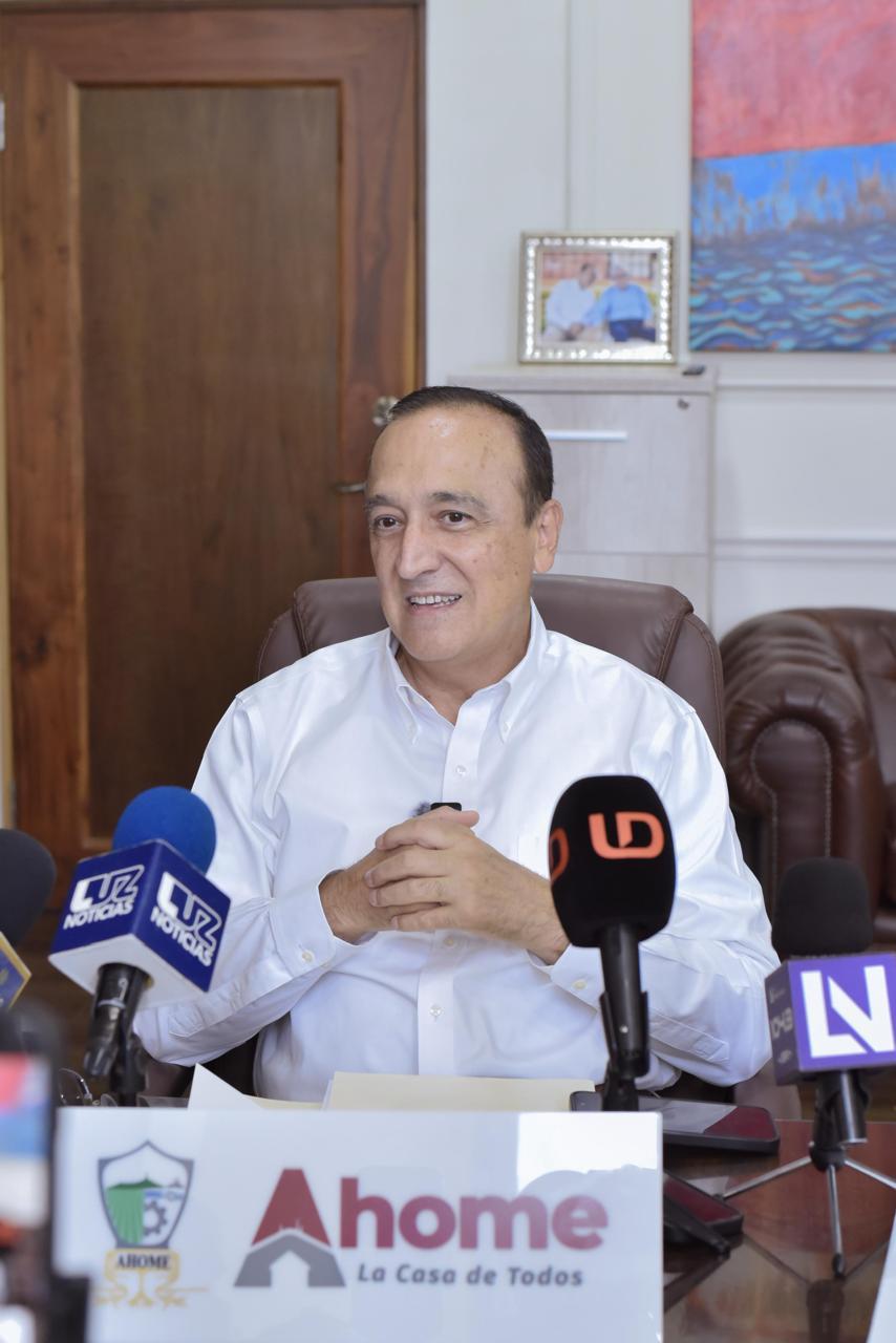 Municipio mantiene trabajos de bacheo y reposición de losas.