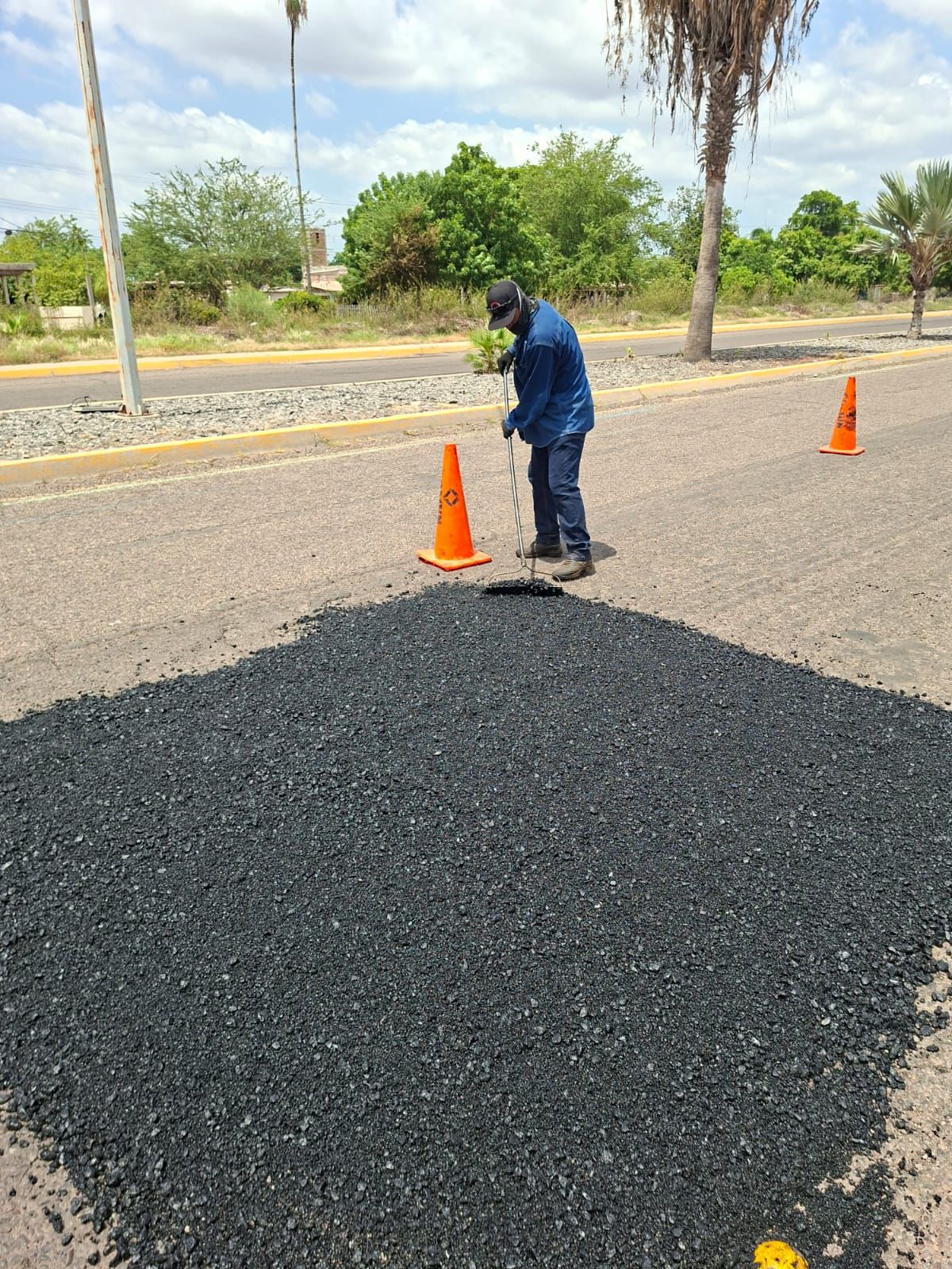 Obras Públicas mantiene bacheo diario en Ahome.