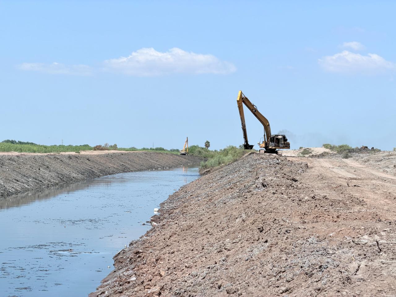 “Se desazolvan en promedio 150 metros lineales diarios del Dren Juárez al sur”: Alcalde Menéndez.