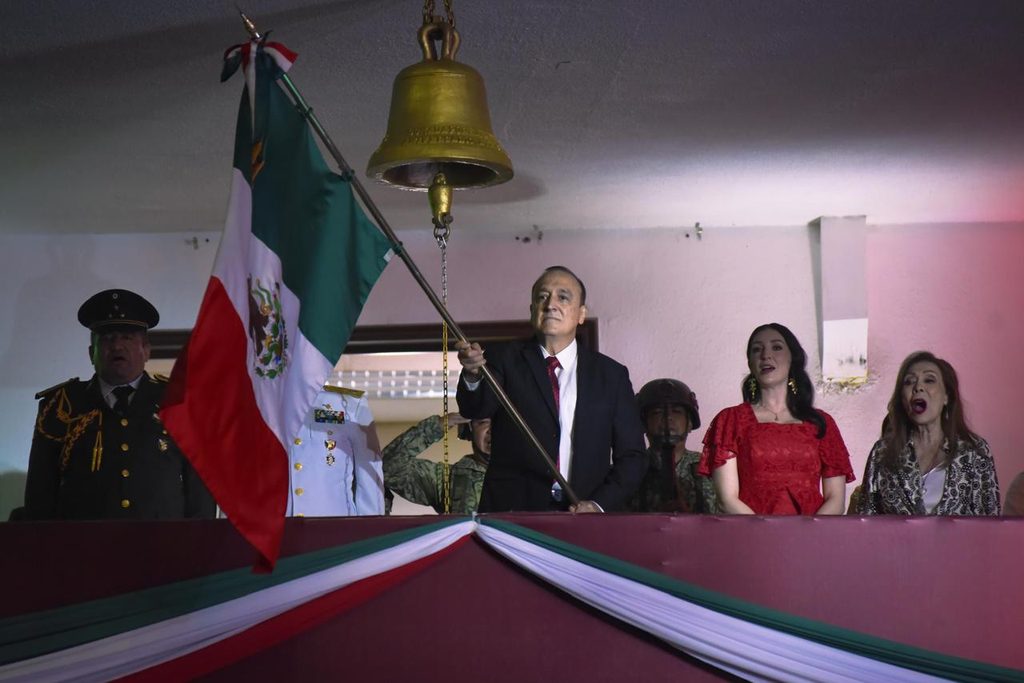 TRADICIÓN, MÚSICA Y ORGULLO MEXICANO LLENAN LA NOCHE DEL GRITO EN AHOME.
