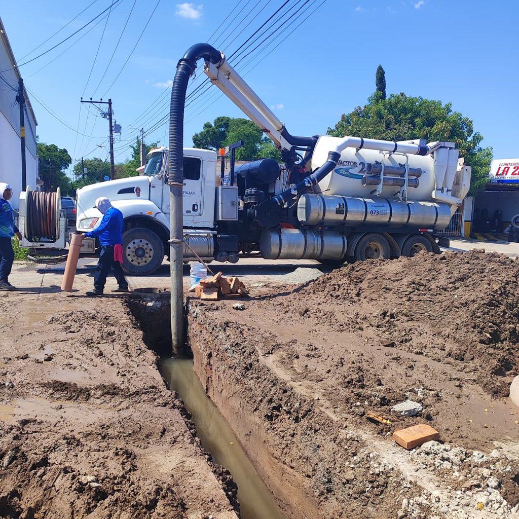JAPAMA rehabilita tramo de drenaje sanitario en el Centro de Los Mochis.