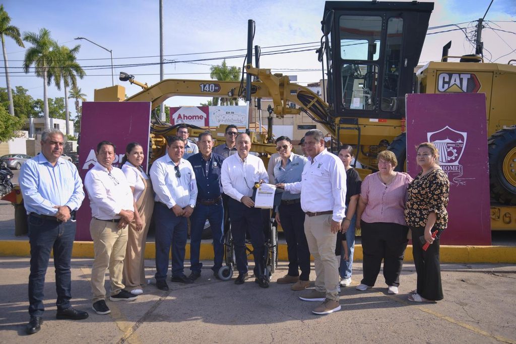 Ahome adquiere nueva motoniveladora para atender caminos y calles de las siete sindicaturas.