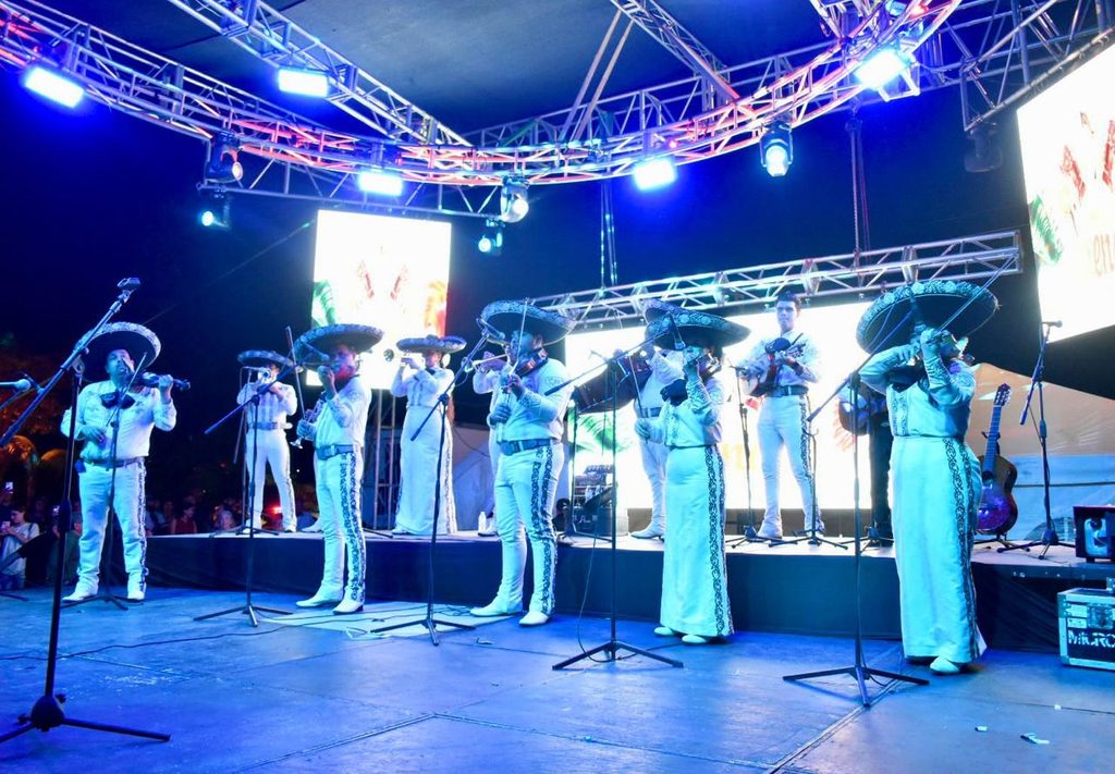 Música, danza, mariachi y fuegos artificiales dan cierre a las Fiestas Patrias.