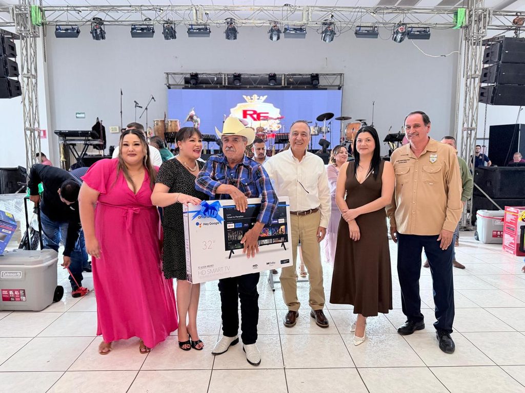 Reconoce Alcalde labor de trabajadores del Ayuntamiento durante el 42 aniversario del STASAA