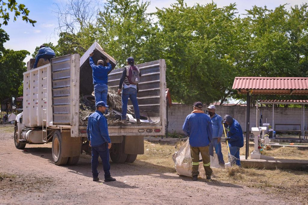 Inicia operativo de limpieza y mantenimiento a panteones municipales por el Día de Muertos.